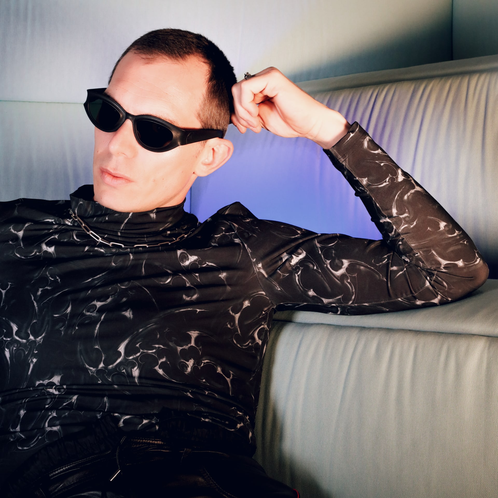 Model wearing REFRAMD Afronaut geometric sunglasses &ndash; computationally designed 3D-printed eyewear